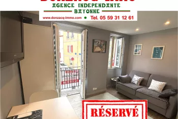 RARE et à deux pas du centre ville de Biarritz - Dans toute petite copropriété, joli studio plein sud de 17 m² vendu meublé et en parfait état + balcon. 