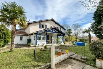 Mouguerre sur la hauteur - Vue sur les montagnes pour cette belle villa traditionnelle des années 80 de 140 m² habitable, 5 chambres, garage sur parcelle de 1673 m²