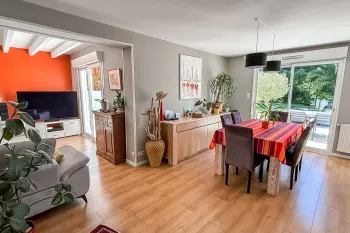 Les Hauts de Bayonne au calme et à l’abri des regards - Adorable villa mitoyenne de 2005 et ses 5 chambres, pièce de vie de 47 m² sur parcelle de 539 m² avec piscine et garage  