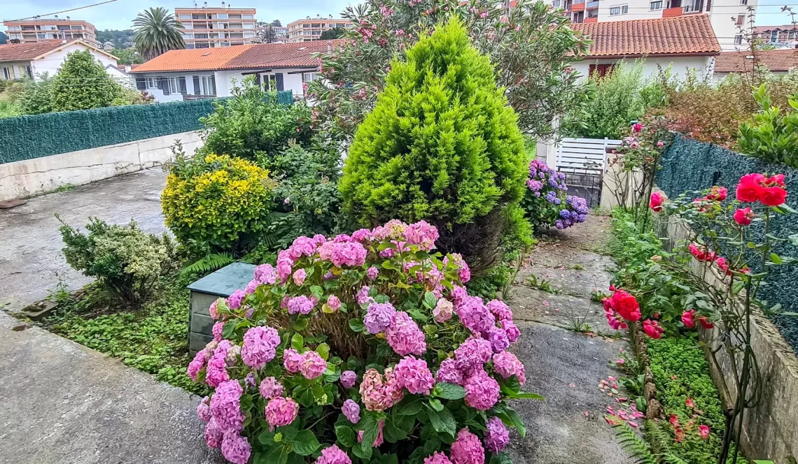 Ciboure limite St Jean de Luz - Atypique maison de pêcheur de 104 m² habitable, 4 chbs dont 1 en rdc, 2 salles d’eau, garage sur parcelle de 195 m² avec bout de jardin 