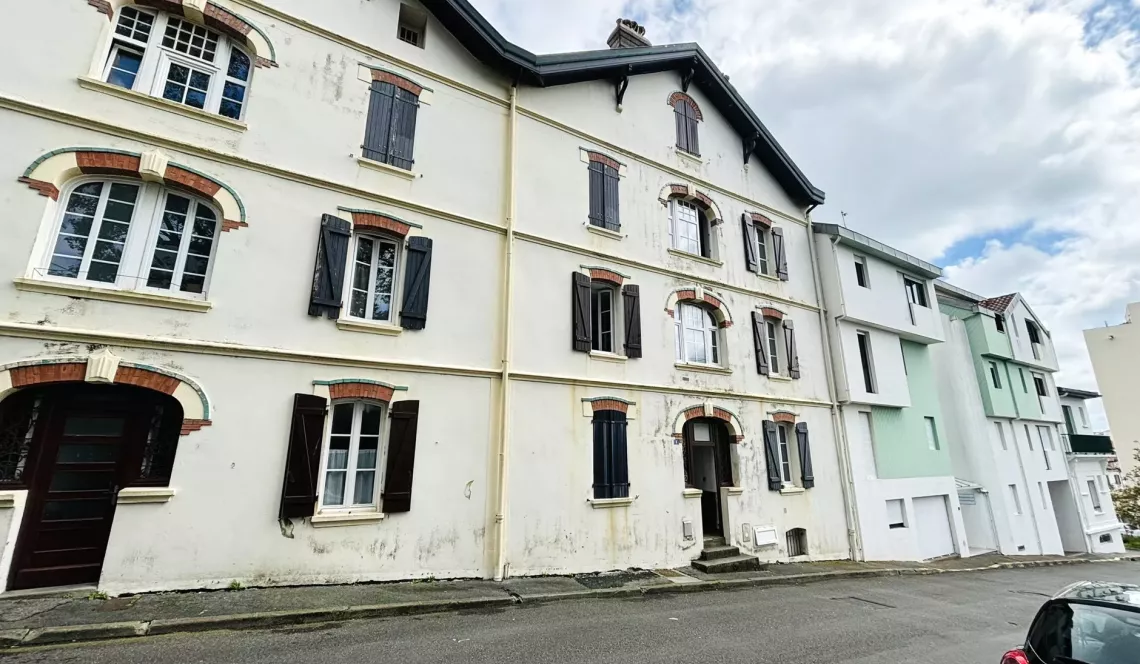 Biarritz Quartier St Charles - Au 1er étage d’une résidence ancienne, joli type 3 coup de coeur de 52 m² habitable entièrement refait et ses 2 caves