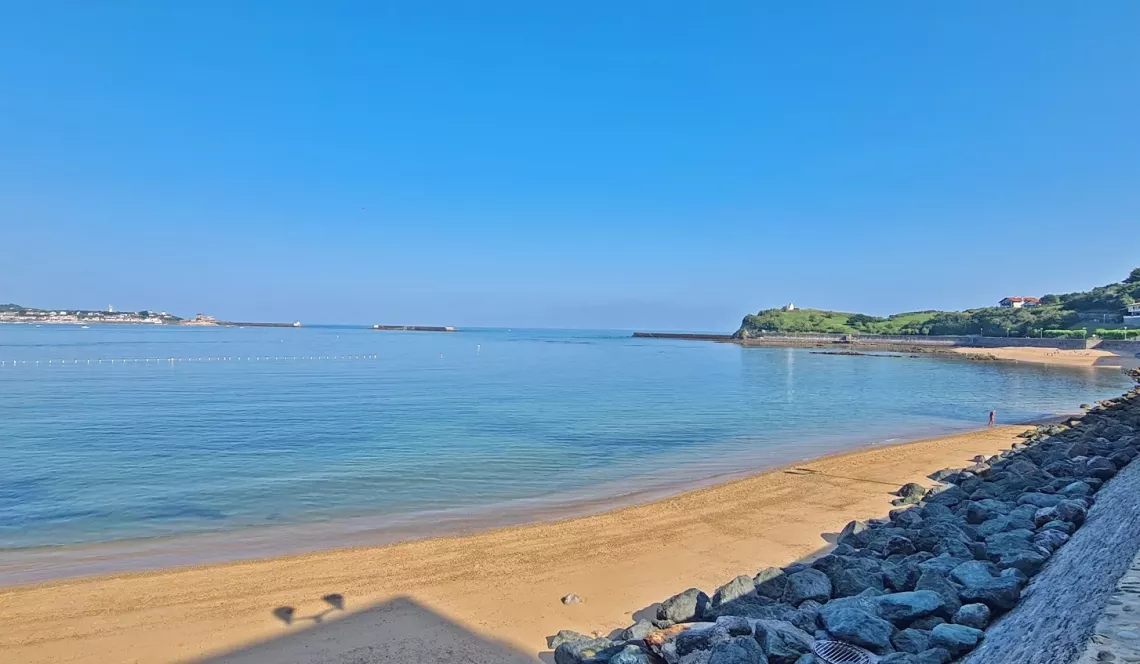 A deux pas de la grande plage de St Jean de Luz - Petite copropriété pour ce splendide type 4 de 100 m² habitable entièrement rénové, 2 salles d’eau et 2 balcons