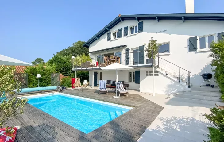 Anglet proche du centre - Position dominante pour cette belle villa de 143 m² habitable rénovée, 5 chambres, terrasse et garage  sur parcelle de 600 m² avec piscine