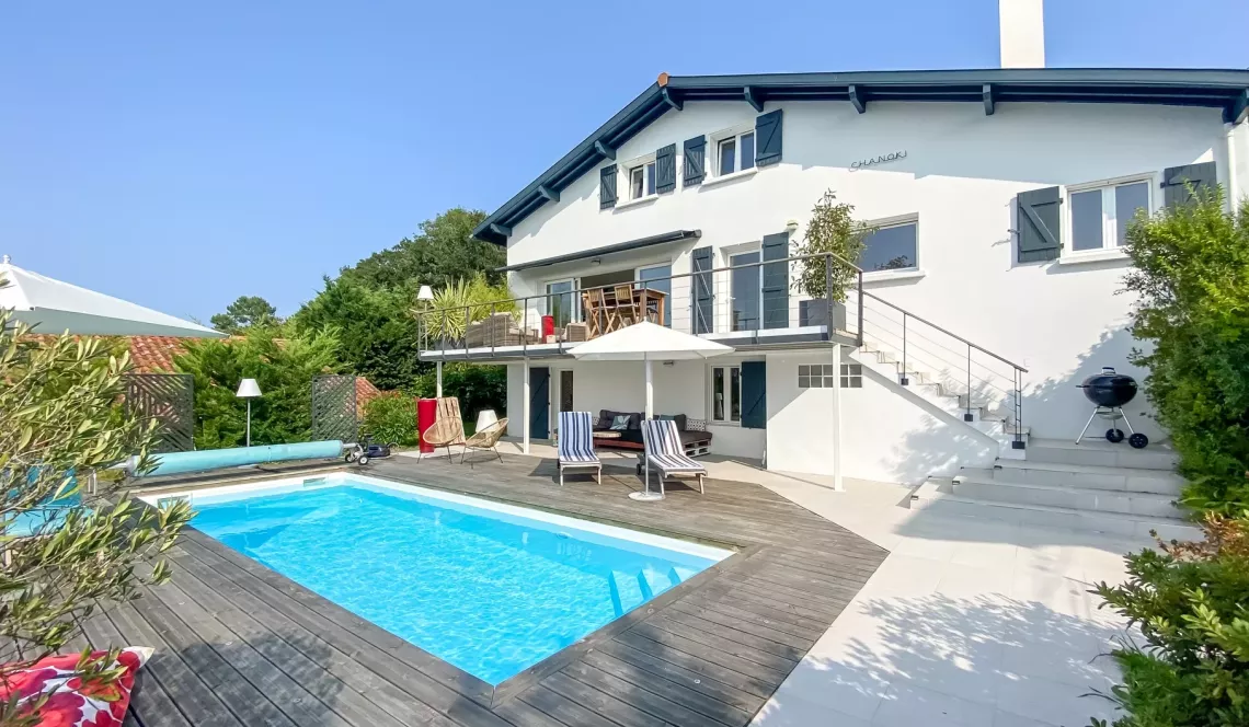 Anglet proche du centre - Position dominante pour cette belle villa de 143 m² habitable rénovée, 5 chambres, terrasse et garage  sur parcelle de 600 m² avec piscine