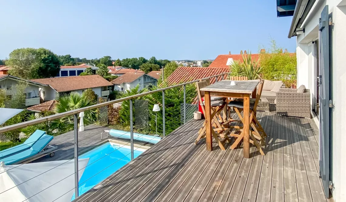 Anglet proche du centre - Position dominante pour cette belle villa de 143 m² habitable rénovée, 5 chambres, terrasse et garage  sur parcelle de 600 m² avec piscine