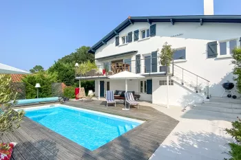 Anglet proche du centre - Position dominante pour cette belle villa de 143 m² habitable rénovée, 5 chambres, terrasse et garage  sur parcelle de 600 m² avec piscine