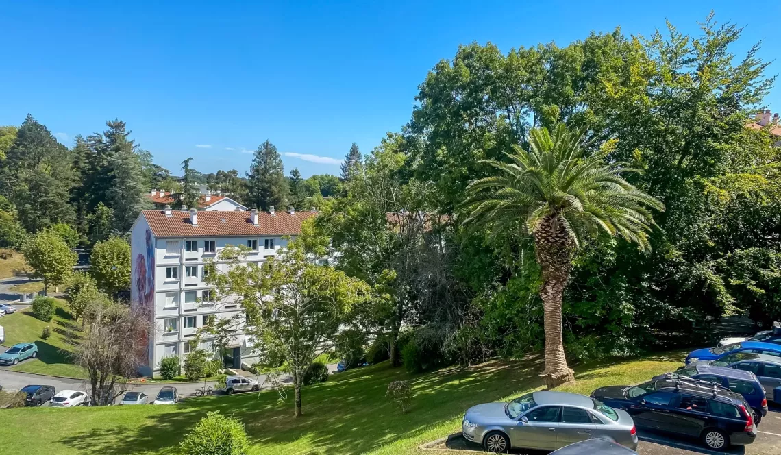 Bayonne idéalement situé - Type 3 de 54 m² habitable à rénover dans son ensemble, balcon avec vue dégagée et cave en sous-sol.