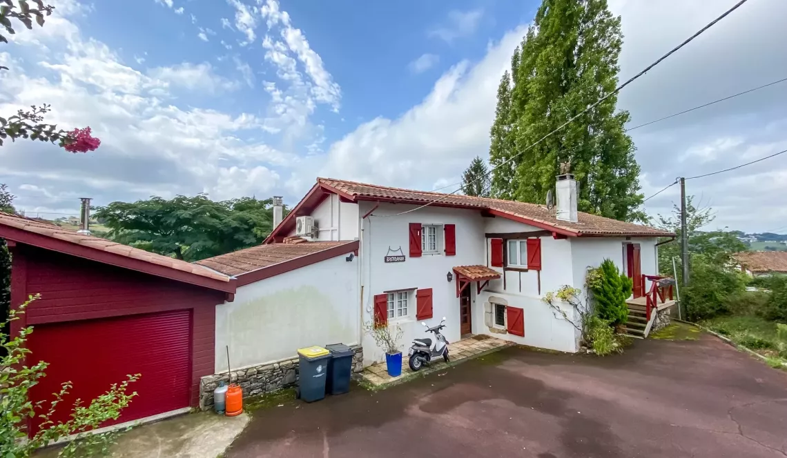 Mouguerre centre - Vue dominante pour cette ancienne ferme du 19 ème rénovée avec goût de 170 m² habitable, annexes sur parcelle de 1357 m² avec piscine 