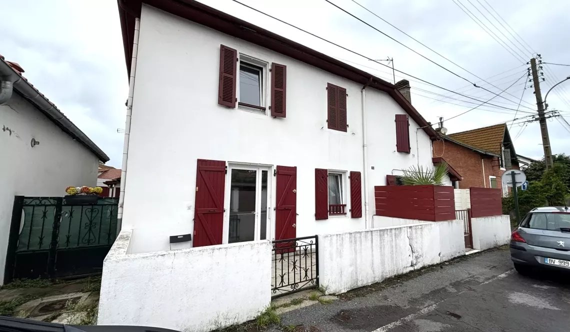 Boucau central - Dans maison ancienne, 3 appartements en duplex loués pour 1976 €/mois + 1 libre pour en tout 225 m² habitable + petits extérieurs