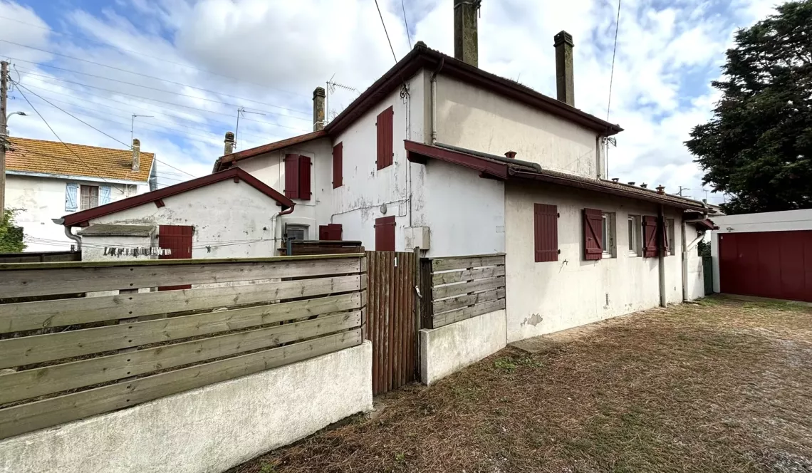 Boucau central - Dans maison ancienne, 3 appartements en duplex loués pour 1976 €/mois + 1 libre pour en tout 225 m² habitable + petits extérieurs