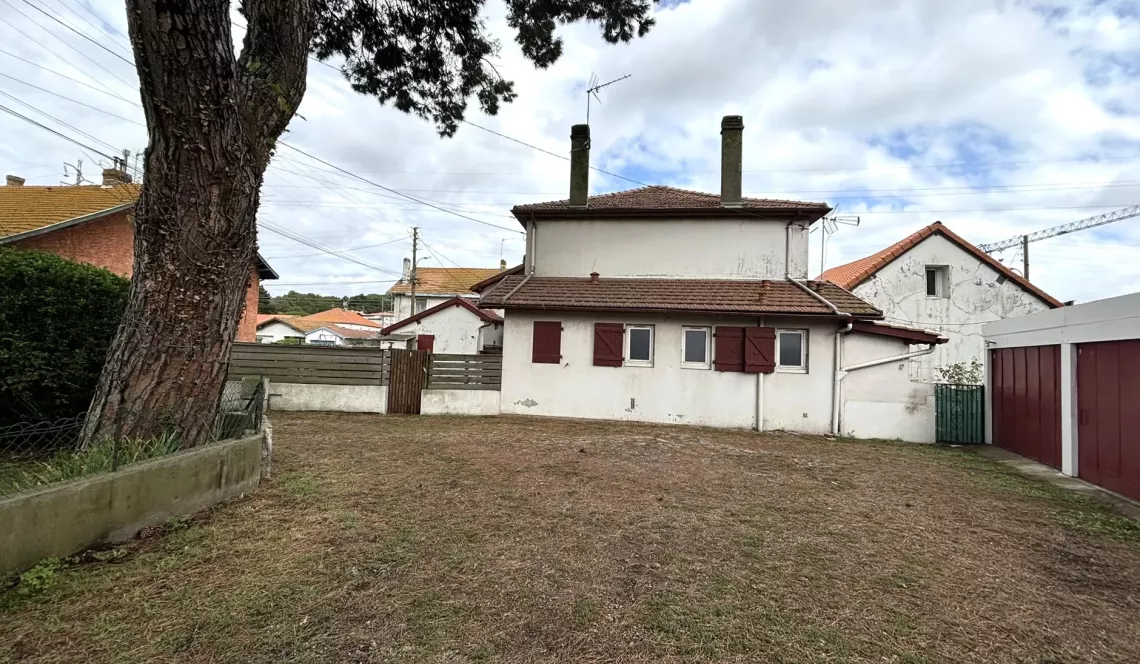 Boucau central - Dans maison ancienne, 3 appartements en duplex loués pour 1976 €/mois + 1 libre pour en tout 225 m² habitable + petits extérieurs