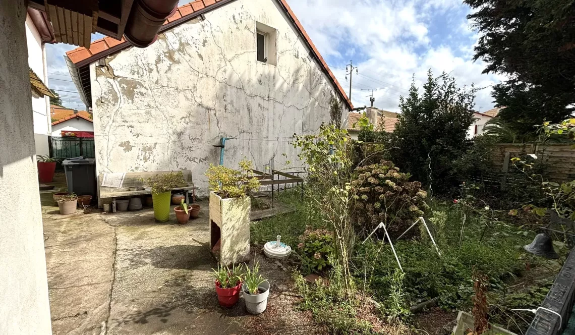 Boucau central - Dans maison ancienne, 3 appartements en duplex loués pour 1976 €/mois + 1 libre pour en tout 225 m² habitable + petits extérieurs