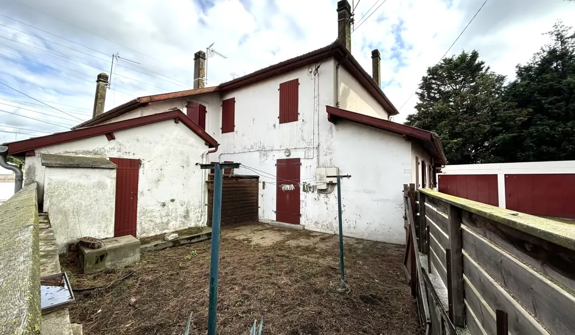 Boucau central - Dans maison ancienne, 3 appartements en duplex loués pour 1976 €/mois + 1 libre pour en tout 225 m² habitable + petits extérieurs