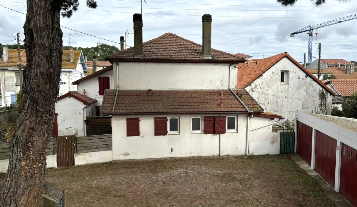 Boucau central - Dans maison ancienne, 3 appartements en duplex loués pour 1976 €/mois + 1 libre pour en tout 225 m² habitable + petits extérieurs