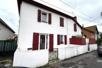 Boucau central - Dans maison ancienne, 3 appartements en duplex loués pour 1976 €/mois + 1 libre pour en tout 225 m² habitable + petits extérieurs