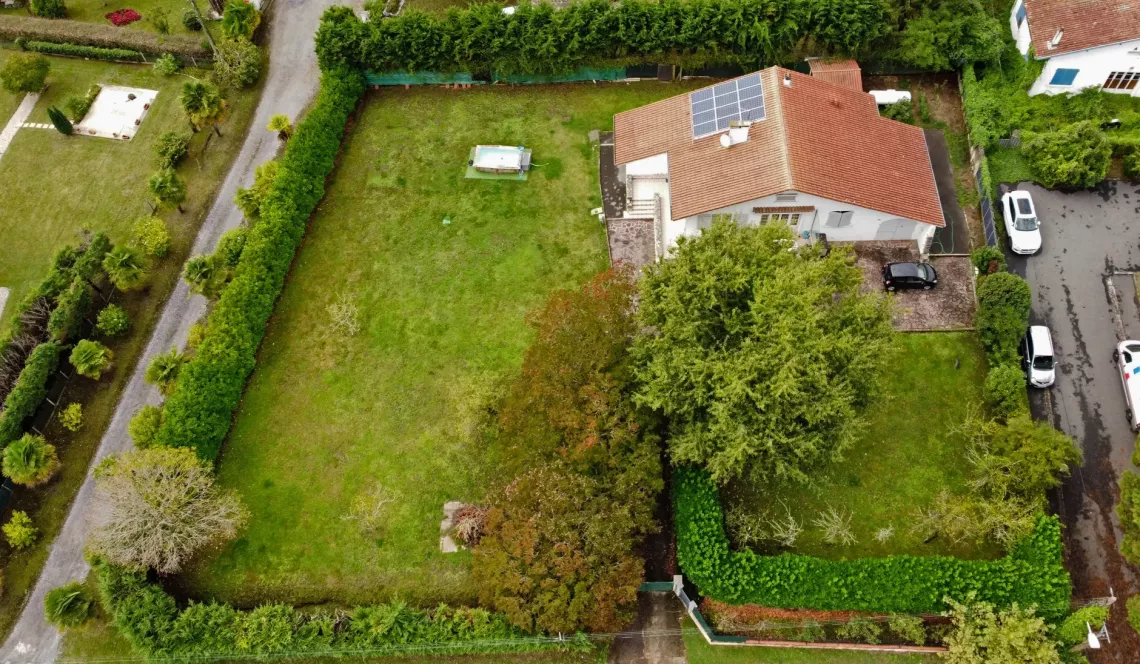 RARE sur Bayonne - Sur parcelle divisible de 2 133 m², agréable plain-pied de 135 m² habitable , 3 chambres + bureau, garage, atelier et cave