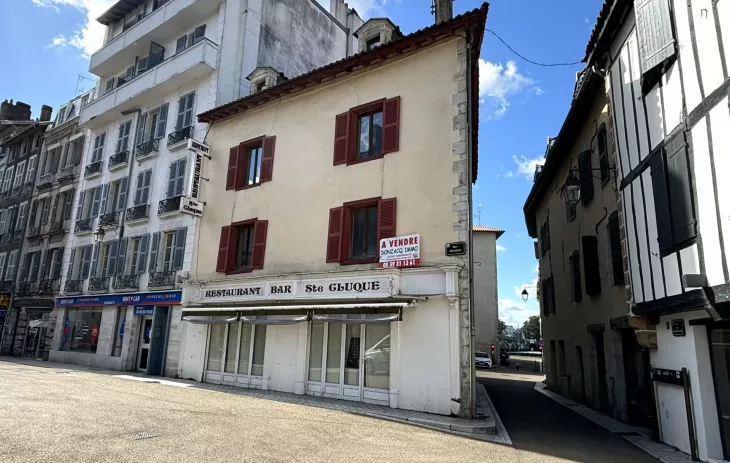 Avant première à Bayonne St Esprit - Ensemble immobilier de 260 m² avec local commercial de 90 m² + 9 studios pour 170 m² habitable libres de toute occupation