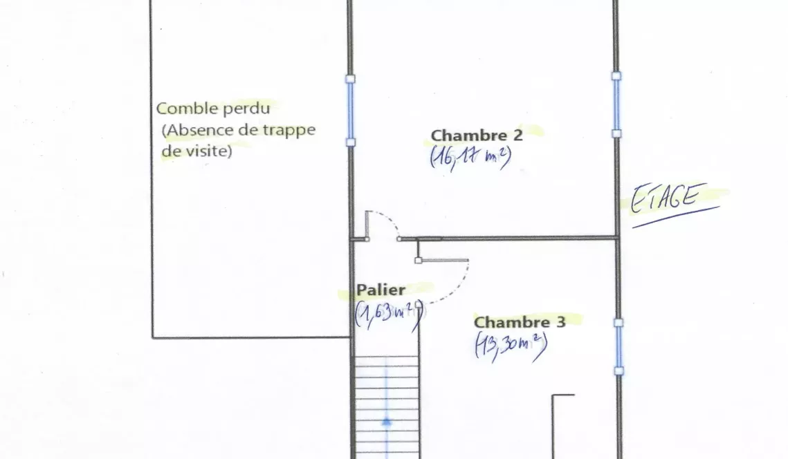 Coeur de ville de Peyrehorade - Maison ancienne de 108 m² habitable, 4 chambres, belle pièce de vie de 30 m². Nombreuses dépendances sur 719 m² de terrain.