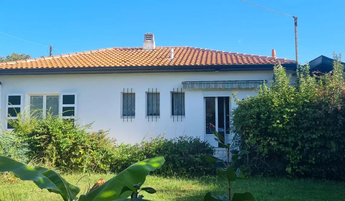 Anglet à la limite de Biarritz - Dans une impasse, énorme potentiel pour cet agréable plain-pied de 80 m² habitable, 2 chambres, garage sur parcelle de 786 m²  