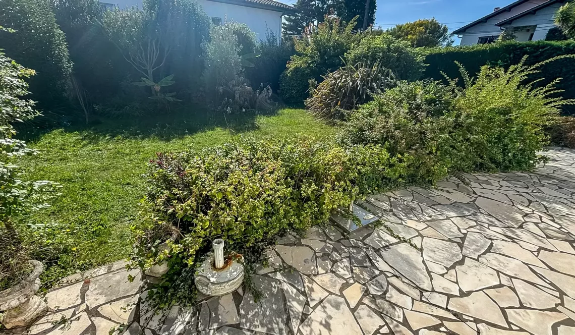 Anglet à la limite de Biarritz - Dans une impasse, énorme potentiel pour cet agréable plain-pied de 80 m² habitable, 2 chambres, garage sur parcelle de 786 m²  