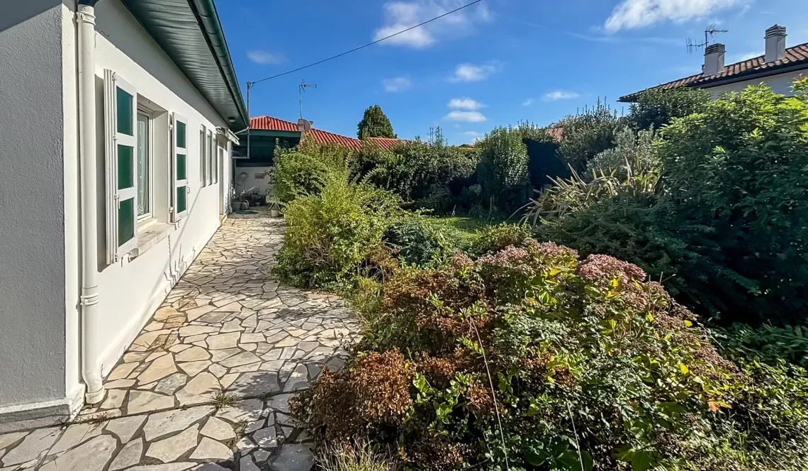 Anglet à la limite de Biarritz - Dans une impasse, énorme potentiel pour cet agréable plain-pied de 80 m² habitable, 2 chambres, garage sur parcelle de 786 m²  