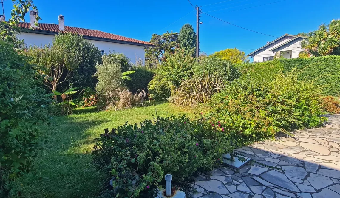 Anglet à la limite de Biarritz - Dans une impasse, énorme potentiel pour cet agréable plain-pied de 80 m² habitable, 2 chambres, garage sur parcelle de 786 m²  