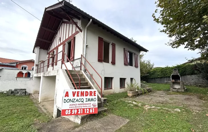 Anglet zone de Maignon - Agréable maison des années 50 de 87 m² H sur deux niveaux, 2 chambres, belle pièce de vie. Caves + garage en sous-sol sur parcelle de 758 m²