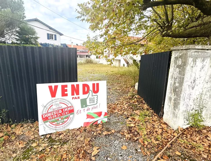 RARE sur Anglet - Nombreuses possibilités pour cette maison des années 50 de 87 m² H sur deux niveaux, 2 chambres, belle pièce de vie. Caves + garage en sous-sol sur parcelle de 758 m²