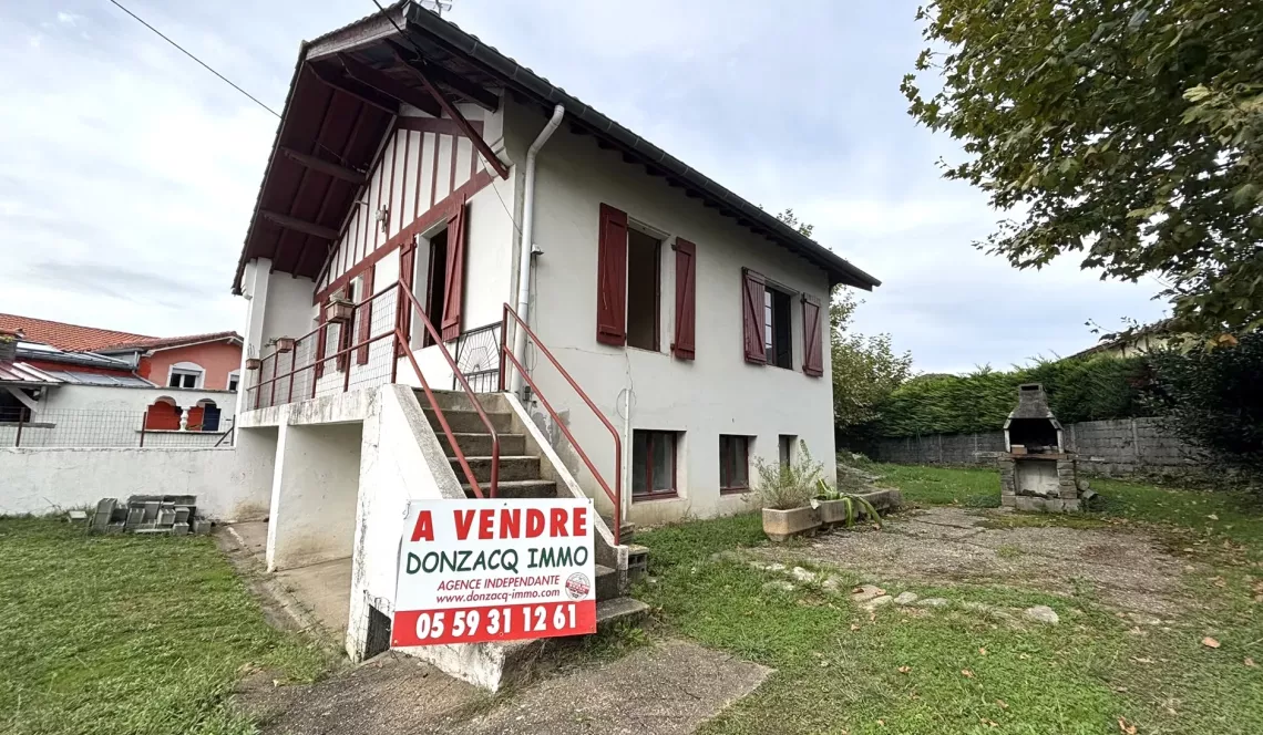 Anglet zone de Maignon - Agréable maison des années 50 de 87 m² H sur deux niveaux, 2 chambres, belle pièce de vie. Caves + garage en sous-sol sur parcelle de 758 m²