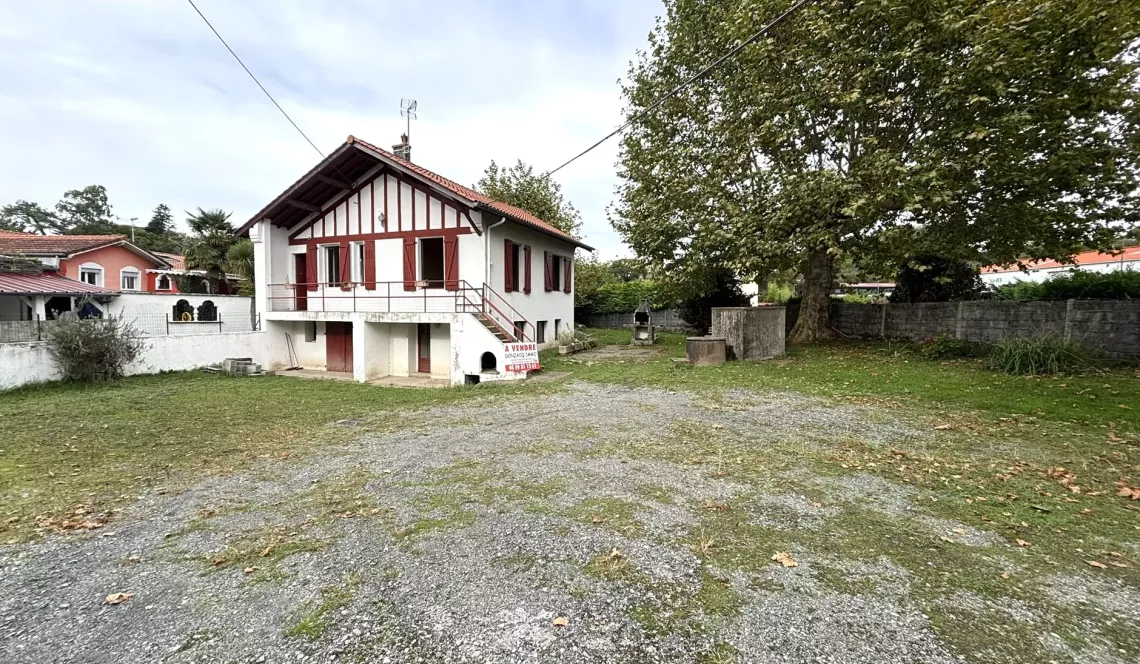 Anglet zone de Maignon - Agréable maison des années 50 de 87 m² H sur deux niveaux, 2 chambres, belle pièce de vie. Caves + garage en sous-sol sur parcelle de 758 m²