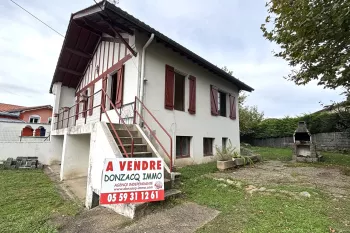 Anglet zone de Maignon - Agréable maison des années 50 de 87 m² H sur deux niveaux, 2 chambres, belle pièce de vie. Caves + garage en sous-sol sur parcelle de 758 m²