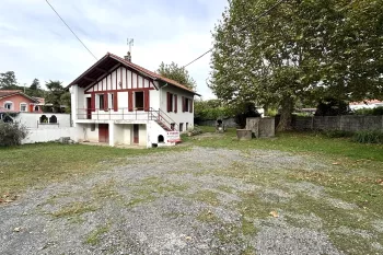 RARE sur Anglet - Nombreuses possibilités pour cette maison des années 50 de 87 m² H sur deux niveaux, 2 chambres, belle pièce de vie. Caves + garage en sous-sol sur parcelle de 758 m²