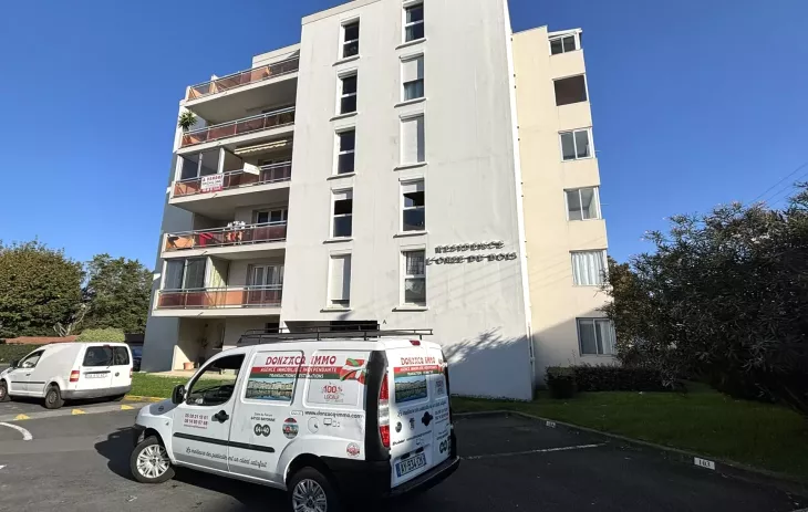 Anglet Dous Bos - Les commerces à vos pieds pour ce type 4 de 82 m² habitable, double séjour de 30 m², 2 chambres, terrasse + loggia fermée et place de parking