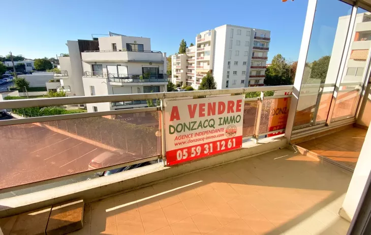 Anglet Dous Bos - Les commerces à vos pieds pour ce type 4 de 82 m² habitable, double séjour de 30 m², 2 chambres, terrasse + loggia fermée et place de parking