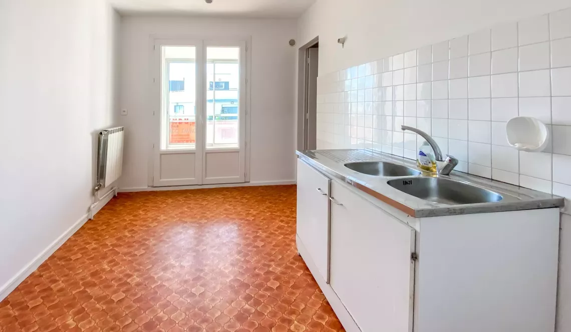 Anglet Dous Bos - Les commerces à vos pieds pour ce type 4 de 82 m² habitable, double séjour de 30 m², 2 chambres, terrasse + loggia fermée et place de parking