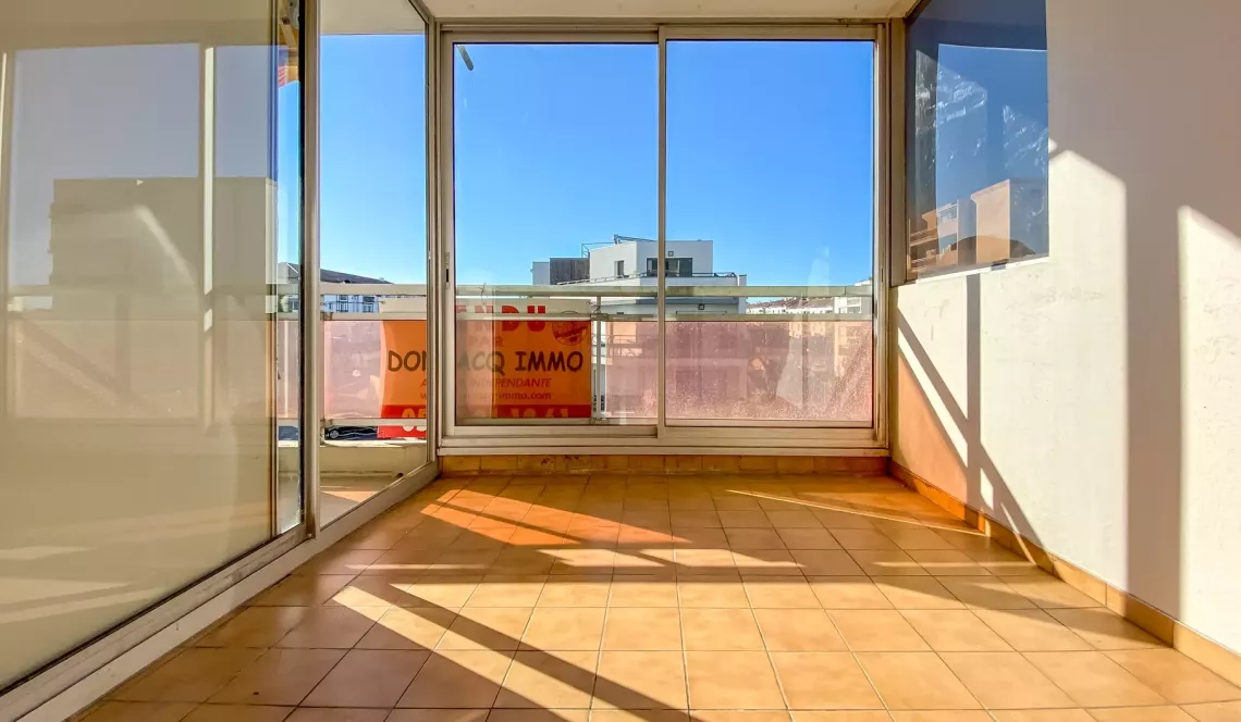 Anglet Dous Bos - Les commerces à vos pieds pour ce type 4 de 82 m² habitable, double séjour de 30 m², 2 chambres, terrasse + loggia fermée et place de parking