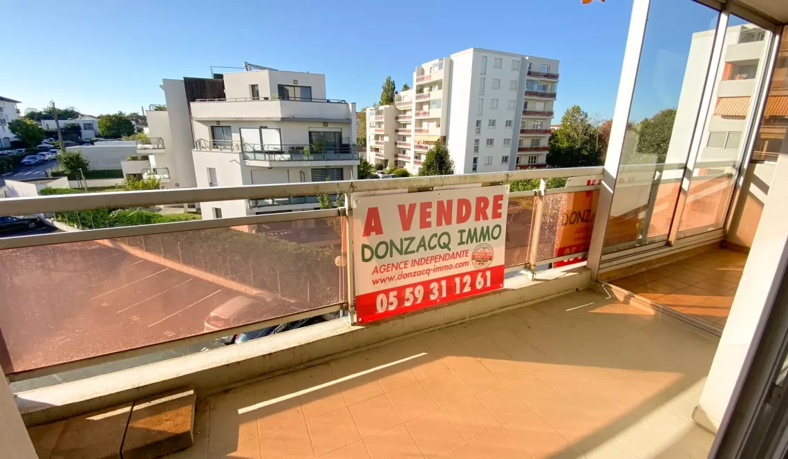 Anglet Dous Bos - Les commerces à vos pieds pour ce type 4 de 82 m² habitable, double séjour de 30 m², 2 chambres, terrasse + loggia fermée et place de parking