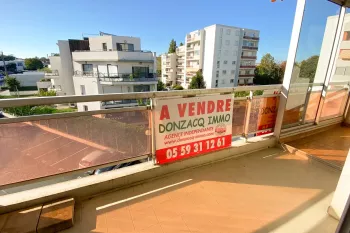 Anglet Dous Bos - Les commerces à vos pieds pour ce type 4 de 82 m² habitable, double séjour de 30 m², 2 chambres, terrasse + loggia fermée et place de parking