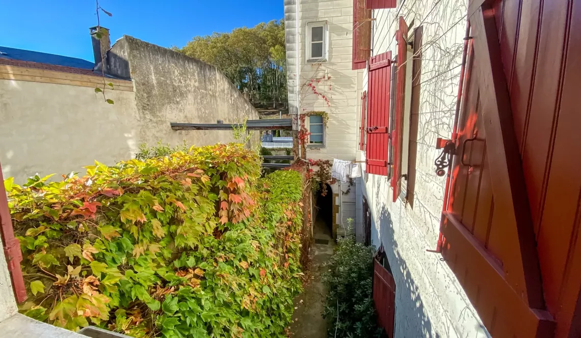 Bayonne proximité de la Gare - Type 3/4 de 74 m² habitable dans immeuble en pierre rénové entièrement