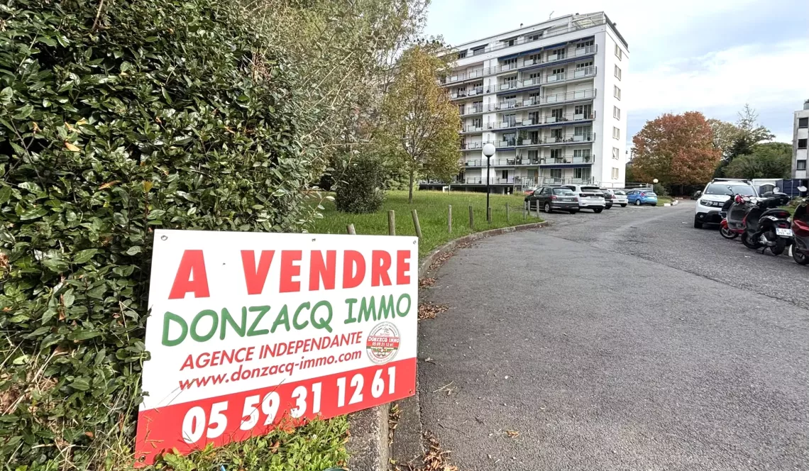 RARE sur Bayonne Central, au calme - Possibilité de deux appartements séparés pour ce type 5 de 153 m² habitable dans résidence entretenue + 2 parkings et 2 caves