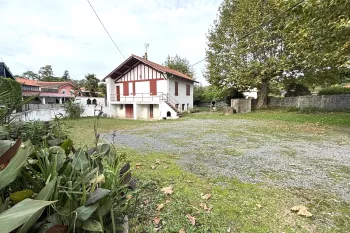 RARE sur Anglet - Possibilité de projet professionnel pour cette maison sur deux niveaux sur parcelle de 758 m² et ses nombreuses possibilités