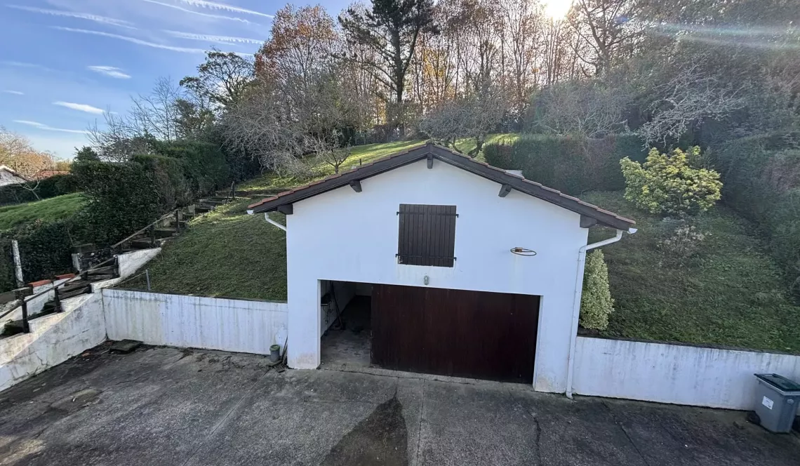 RARE sur Arcangues au calme - Maison des années 1965 de 90 m² habitable sur deux niveaux à rénover dans son ensemble, parcelle de 1 000 m² + 2 garages