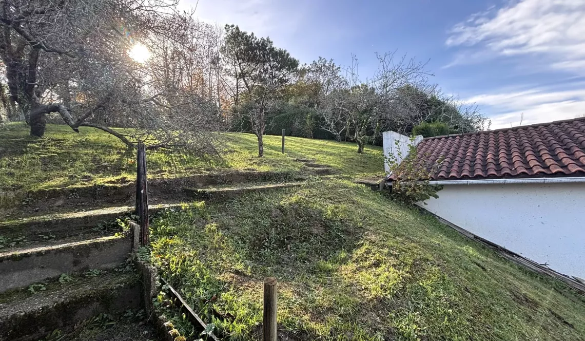 RARE sur Arcangues au calme - Maison des années 1965 de 90 m² habitable sur deux niveaux à rénover dans son ensemble, parcelle de 1 000 m² + 2 garages