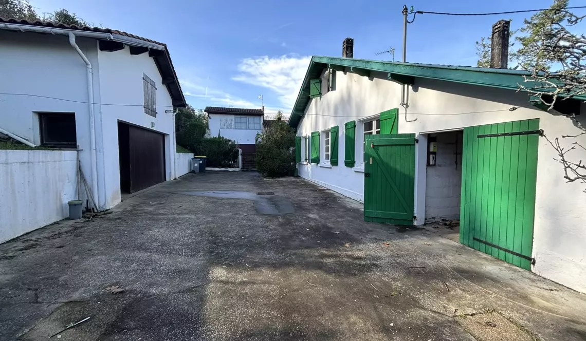 RARE sur Arcangues au calme - Maison des années 1965 de 90 m² habitable sur deux niveaux à rénover dans son ensemble, parcelle de 1 000 m² + 2 garages