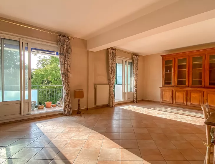 Bayonne Allées Paulmy au calme - Type 3 de 93 m² habitable, pièce de vie de 33 m² avec terrasse, loggia, cave et place de parking couvert