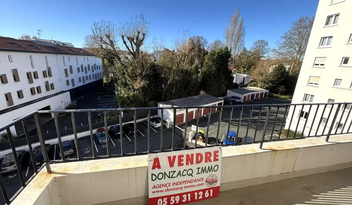 Anglet Bernain - Commerces à vos pieds pour ce type 3 de 70 m² habitable, pièce de vie de 19 m² avec balcon, cave et séchoir + un garage fermé et automatisé