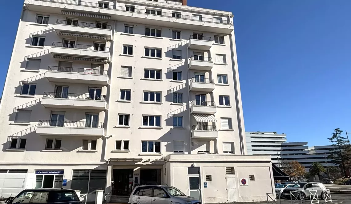 Anglet Bernain - Commerces à vos pieds pour ce type 3 de 70 m² habitable, pièce de vie de 19 m² avec balcon, cave et séchoir + un garage fermé et automatisé