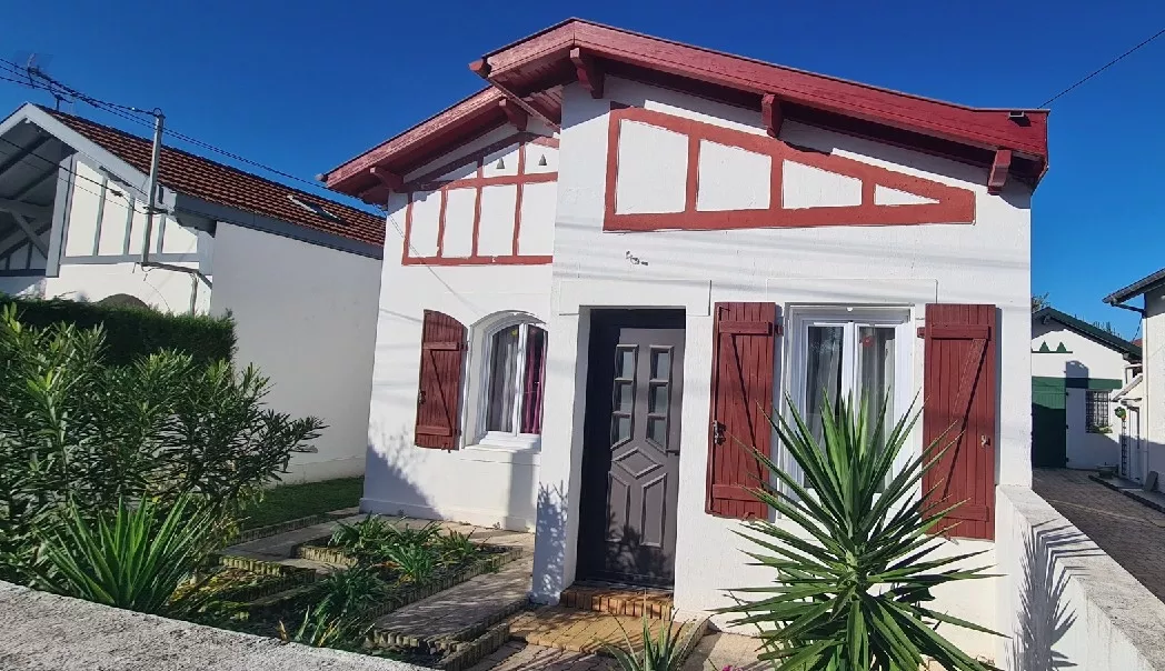 Anglet à deux pas des 5 Cantons et Place Lamothe - Rénovation à prévoir pour ce joli plain-pied de 75 m² habitable de type 3 + garage sur agréable parcelle de 365 m² 