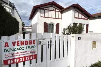 Anglet à deux pas des 5 Cantons et Place Lamothe - Rénovation à prévoir pour ce joli plain-pied de 75 m² habitable de type 3 + garage sur agréable parcelle de 365 m² 