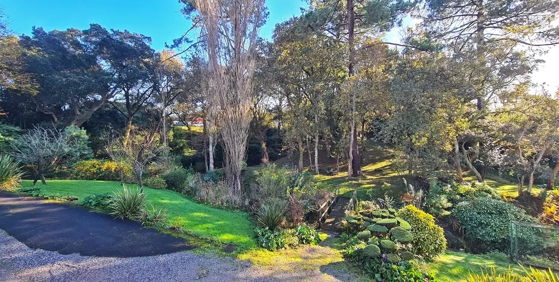 RARE à Ondres à l’abri des regards - Magnifique propriété de 139 m² habitable en parfait état et ses trois chambres sur splendide parcelle arborée de 5 500 m² + garages. Il faut le voir pour le croire!